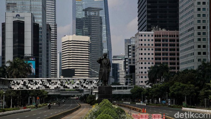 Suasana penyekatan mobilitas PPKM Darurat di kawasan Gambir dan Jalan MH Thamrin - Sudirman, Jakarta Pusat, Sabtu (3/7).