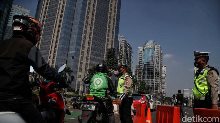 Suasana penyekatan mobilitas PPKM Darurat di kawasan Gambir dan Jalan MH Thamrin - Sudirman, Jakarta Pusat, Sabtu (3/7).