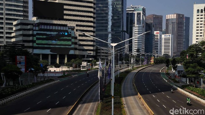 Hening dan Sepi, Suasana PPKM Darurat di Jalan Protokol Ibu Kota Suasana penyekatan mobilitas PPKM Darurat di kawasan Gambir dan Jalan MH Thamrin - Sudirman, Jakarta Pusat, Sabtu (3/7).