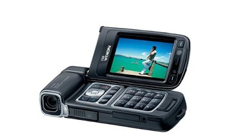 Dirilis pada tahun 2006, Nokia N93 punya berbagai mode lipatan layar. Foto: doc ZDNet