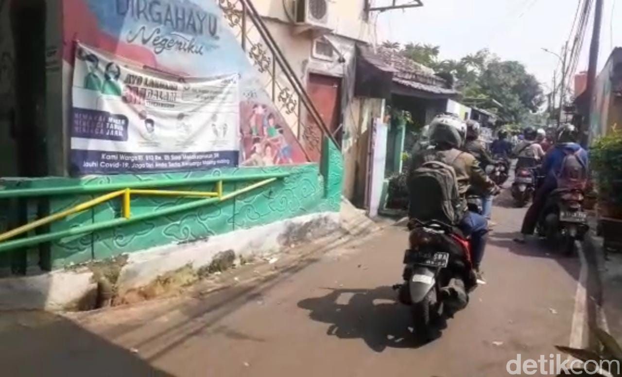 Jalan tikus ditempuh pemotor dari arah Depok karena Jl Lenteng Agung disekat dalam rangka PPKM Darurat, 3 Juli 2021, siang. (Azhar Bagas Ramadhan/detikcom)