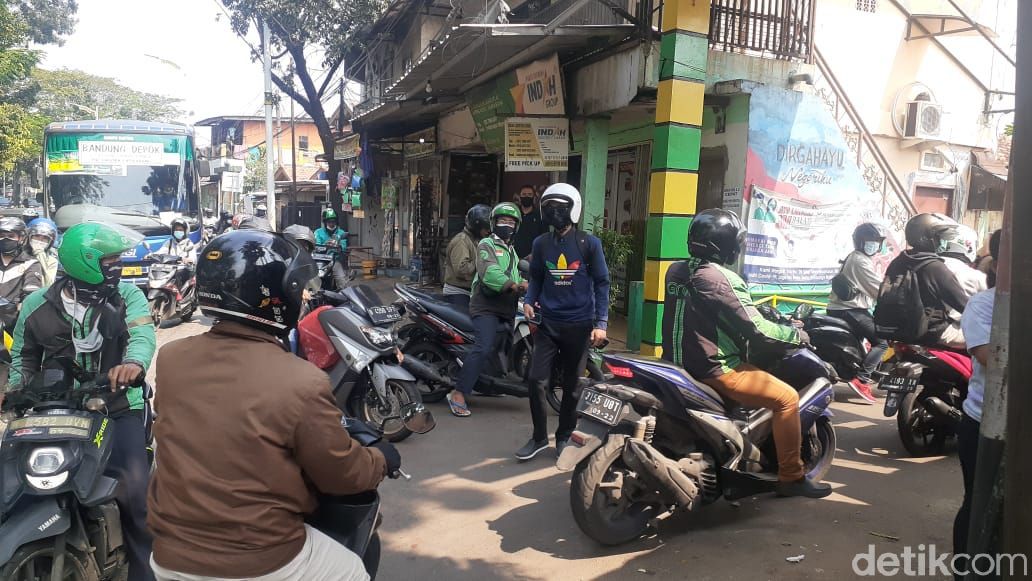 Jalan tikus ditempuh pemotor dari arah Depok karena Jl Lenteng Agung disekat dalam rangka PPKM Darurat, 3 Juli 2021, siang. (Azhar Bagas Ramadhan/detikcom)