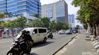 Namun suasana sepi terjadi di akses jalan menuju Simpang Lima yaitu Jalan Ahmad Yani, Jalan Pahlawan mulai dari air mancur, dan Jalan Pandanaran arah Simpang Lima. Hal itu karena memang ada penutupan 24 jam sehari hingga 20 Juli 2021 mulai hari ini.