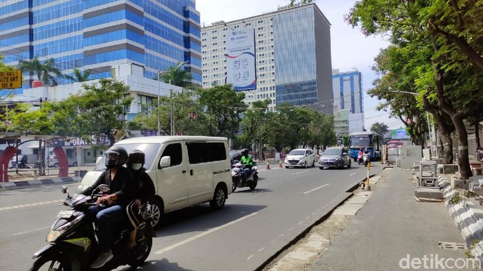 Jalanan Utama di Semarang Masih Ramai di Tengah PPKM Darurat PPKM Darurat hari pertama di Kota Semarang belum terlalu berdampak pada keramaian jalanan utama.