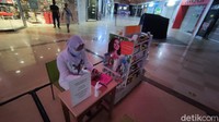 Meski jalanan masih cukup ramai, kondisi sepi dirasakan di mal karena menurut aturan memang ditutup dan hanya boleh melayani secara terbatas.