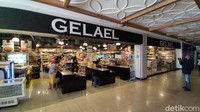Selain makanan yang melayani pesan antar, tenant yang buka yaitu super market Gelael dan toko kesehatan Guardian serta Century tetap melakukan operasional. Meski demikian pengunjung yang datang tetap harus melakukan protokol kesehatan ketat.