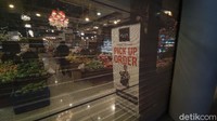 Sementara itu pantauan di jalur utama yang terdapat restoran dan warung, mayoritas restoran sudah hanya melayani take away. Namun untuk warung-warung kecil masih banyak yang masih melayani makan di tempat, walau ada juga yang ikut hanya melayani take away.