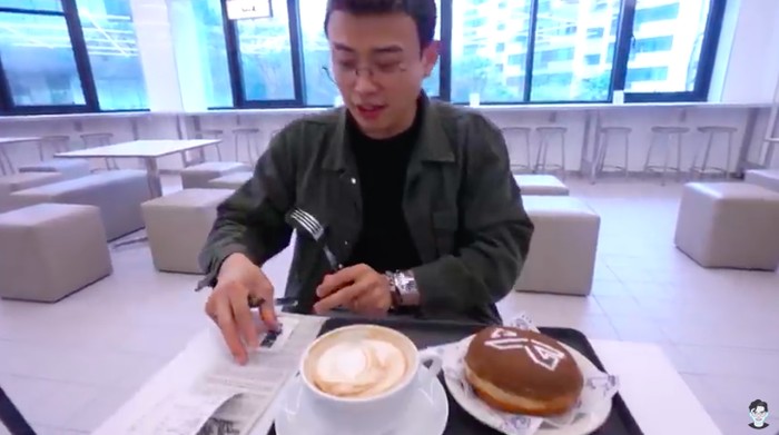 Jang Hansol Main ke Kafe Gedung Agensi BLACKPINK, Ini Menunya!