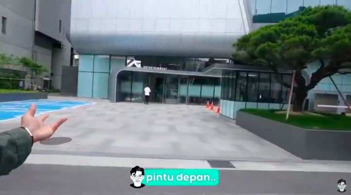 Jang Hansol Main ke Kafe Gedung Agensi BLACKPINK, Ini Menunya!