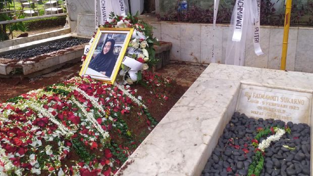 Jenazah Rachmawati Soekarnoputri dimakamkan di TPU Karet Bivak, samping pusara sang Ibunda, Fatmawati