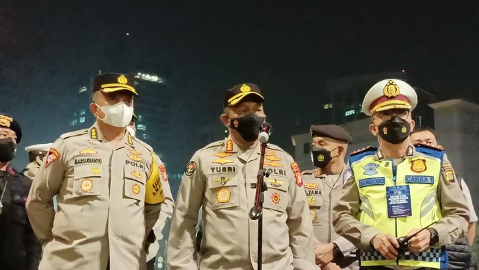 Kabid Humas Polda Metro Jaya Kombes Yusri Yunus (tengah) saat menjelaskan soal PPKM Darurat di Bundaran Senayan, Jakarta.