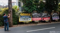 Pejabat yang menyampaikan duka cita antara lain Seskab Pramono Anung, Menko Perekonomian Airlangga Hartarto, Menkes Budi G Sadikin, Menparekraf Sandiaga Uno, sampai Mendag M Lutfi.