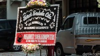 Elite PDIP juga mengirimkan karangan bunga, termasuk dari Ketum PDIP sekaligus kakak Rachmawati, Megawati Soekarnoputri.