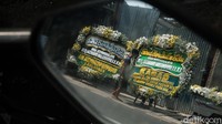 Dari pejabat TNI-Polri, ada karangan bunga dari KSAD Jenderal Andika Perkasa dan Kapolri Jenderal Listyo Sigit Prabowo. 