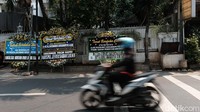 Karangan bunga terus berdatangan dan ditaruh di halaman dan luar rumah Rachmawati.