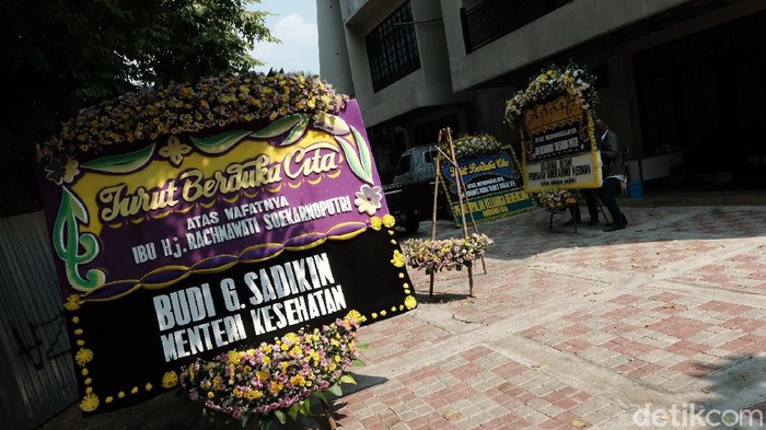 Karangan bunga berjejer di rumah Rachmawati Soekarnoputri yang meninggal dunia hari ini. Karangan bunga dikirim dari berbagai pejabat.