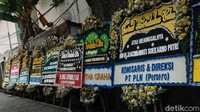 Karangan bunga terus berdatangan di rumah Rachmawati di Jalan Jati Padang Raya, Jakarta Selatan, Sabtu (3/7/2021).