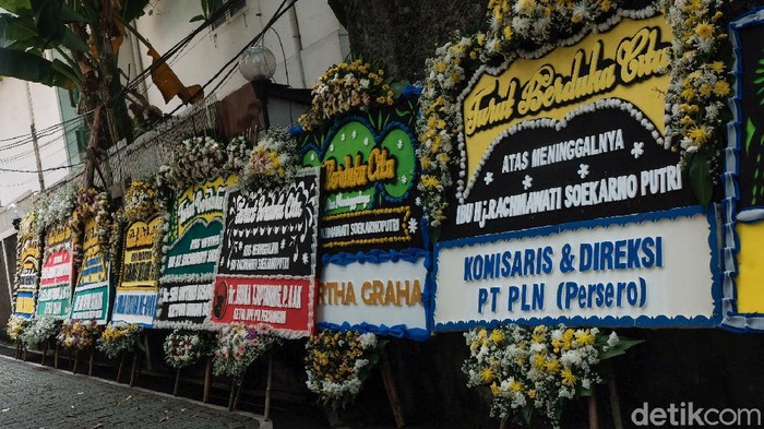 Karangan Bunga Berjejer di Rumah Rachmawati Soekarnoputri Karangan bunga berjejer di rumah Rachmawati Soekarnoputri yang meninggal dunia hari ini. Karangan bunga dikirim dari berbagai pejabat.