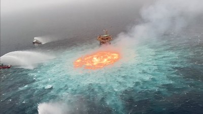 Foto Mata Api di Tengah Laut Meksiko