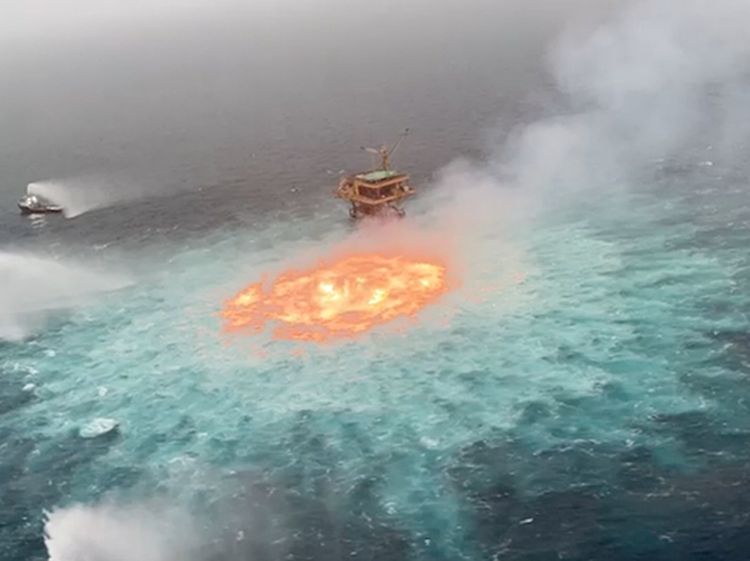 Foto Mata Api di Tengah Laut Meksiko