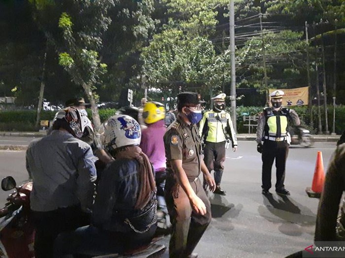 Kendaraan dari Depok menuju Jakarta diputar balik