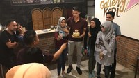 Rayakan ulang tahun dikelilingi para penggemarnya, Chevra dapat kejutan kue manis yang membuatnya terharu. Foto: Instagram @chevra_yo88