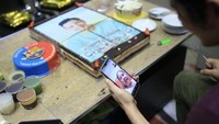 Tak bisa rayakan hari ulang tahun dengan keluarga karena terpisahkan jarak, Chevra tetap dapat kejutan kue spesial lengkap dengan sambungan video call bersama keluarganya. Foto: Instagram @chevra_yo88