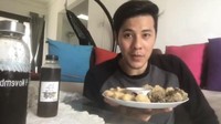 Paling suka dengan kuliner khas Bangka, Chevra pamer menu makan siangnya berupa pempek Bangka yang banyak pilihannya. Foto: Instagram @chevra_yo88
