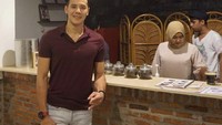 Terakhir ini gaya simple Chevra namun tetap keren. Ia terlihat nongkrong di salah satu kafe saat malam minggu.  Foto: Instagram @chevra_yo88