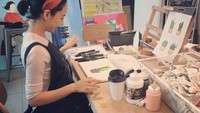Kim Min Jung sering membagikan aktivitas pribadinya di Instagram. Seperti momennya saat melukis. Agar tetap semangat, ia sambil mengonsumsi secangkir kopi hangat. Foto: Instagram @min_joung_kim