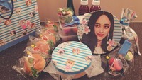 Punya penggemar yang royal, Kim Min Jung mendapat banyak kiriman makanan. Ada roti, buah segar, serta jus. Foto: Instagram @min_joung_kim