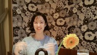 5. Momen serunya makan di restoran sambil menikmati segelas wine dan memamerkan senyuman manisnya juga pernah ia abadikan. Foto: Instagram @min_joung_kim