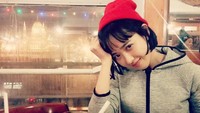 Ia juga pernah menikmati sepiring dessert di sebuah restoran. Minuman yang ia pesan segelas es teh yang segar. Foto: Instagram @min_joung_kim