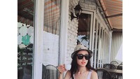Kim Min Jung tampil santai saat menikmati segelas es kopi susu dan red celvet cake yang manis. Foto: Instagram @min_joung_kim