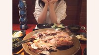 Pergi ke sebuah restoran, Kim Min Jung tampak bahagia ketika disuguhkan sepiring besar bebek panggang. Foto: Instagram @min_joung_kim