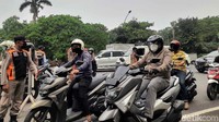 Dari pantauan detikcom, Sabtu (3/7/2021) arus lalu lintas mulai Bundaran Waru menuju Surabaya macet. Bahkan dari arah Medaeng masuk Surabaya tampak padat. Pengguna jalan tampak memperlambat laju kendaraannya.
