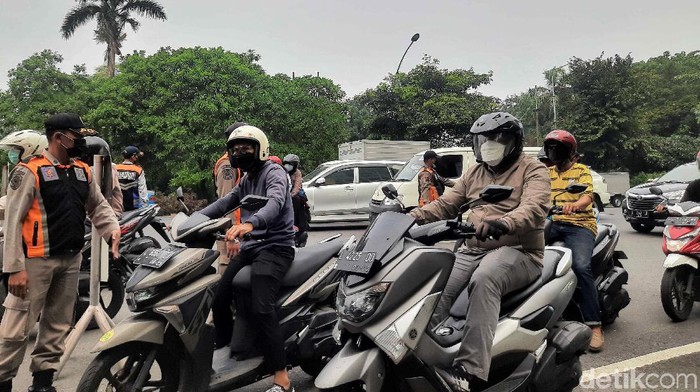 Arus lalu lintas di pos penyekatan CITO yang berada di kawasan Surabaya macet di hari pertama penerapan PPKM Darurat. Berikut penampakannya.
