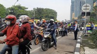 Kendaraan plat L dan W dibebaskan melintas tanpa penyekatan. Kecuali yang tidak memakai masker atau tidak menggunakannya dengan baik. 