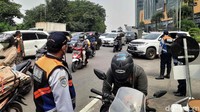Sementara kendaraan luar plat Surabaya dan Sidoarjo baik kendaraan roda dua, mobil atau truk diputarbalik atau dilarang masuk. Kecuali membawa hasil tes COVID-19 atau vaksin.