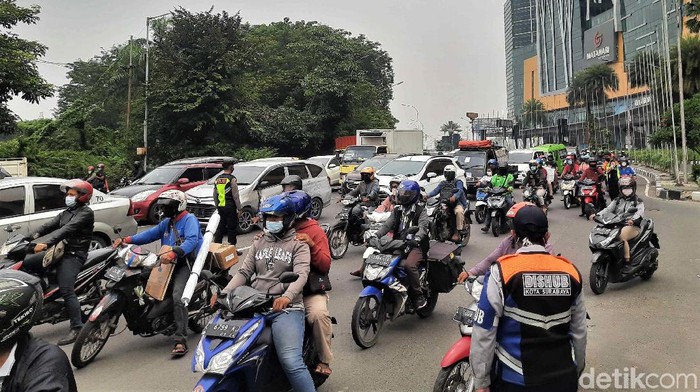 Lalin di Pos Penyekatan CITO Surabaya Macet Imbas PPKM Darurat Arus lalu lintas di pos penyekatan CITO yang berada di kawasan Surabaya macet di hari pertama penerapan PPKM Darurat. Berikut penampakannya.