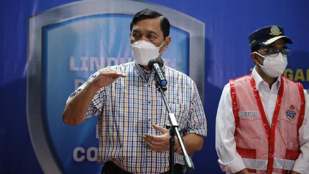 Luhut Binsar Pandjaitan dan Budi Karya Sumadi meninjau vaksinasi di Bandara Soekarno Hatta, Tangerang, Banten, Sabtu (3/7/2021). (Dok: kemenko Kemaritiman dan Investasi)