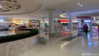 Tampak di dalam, gerai-gerai fashion, departement store tidak membuka outletnya. Hanya terlihat gerai farmasi, swalayan kebutuhan pokok, outlet makan dan minuman, serta restoran yang buka. Namun, untuk restoran dan outlet makan dan minuman hanya melayani take away, dan tidak dine in.