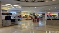 Di kawasan foodcourt TP yang berada di lantai 5 juga terlihat sangat lenggang. Berbeda dengan hari biasa, yang dipenuhi pengunjung. Tempat bioskop juga tidak beroperasi.