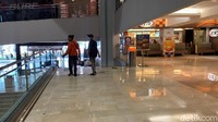 Tampak beberapa driver online di dalam mal yang sedang membawa pesanan untuk diantar ke pelanggan. Selain itu, tampak sejumlah security yang sedang berjaga.