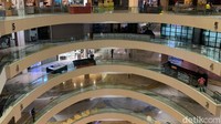 Pantauan detikcom di Tunjungan Plaza, kondisi di dalam mal sangat sepi. Tidak ada lalu lalang pengunjung mal seperti hari biasa. 