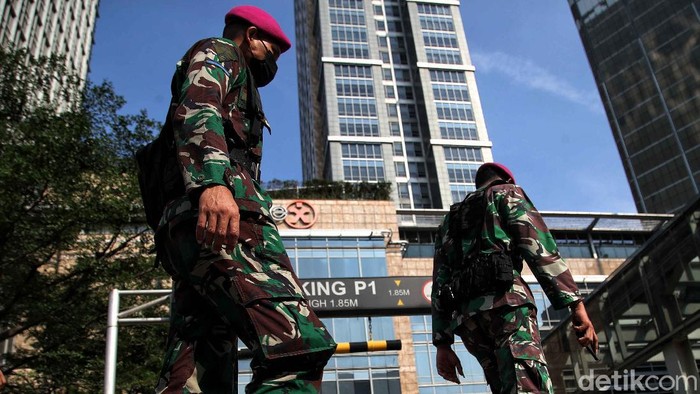 Marinir TNI AL Jaga Ketat Pusat Perbelanjaan Jakarta Korps Marinir TNI AL melakukan penjagaan di salah satu pusat perbelanjaan kawasan Plaza Indonesia, Jalan MH Thamrin, Jakarta Pusat, Sabtu (3/7).