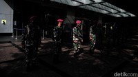 Kemudian rumah makan hingga kafe juga tidak diperkenankan untuk menyediakan layanan makan di tempat selama PPKM darurat.
