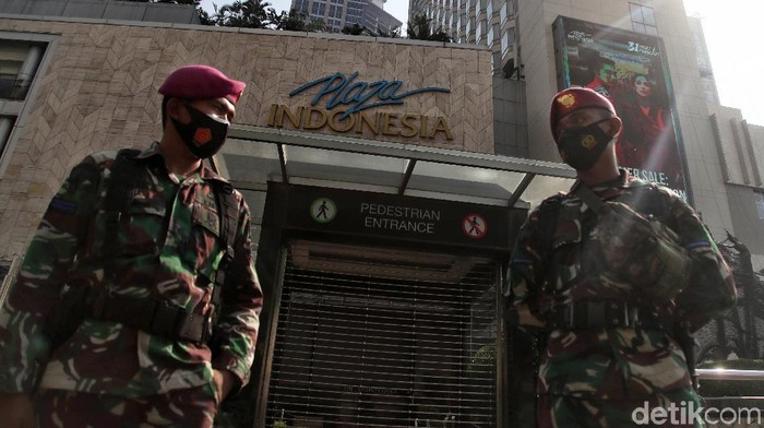 Marinir TNI AL Jaga Ketat Pusat Perbelanjaan Jakarta Korps Marinir TNI AL melakukan penjagaan di salah satu pusat perbelanjaan kawasan Plaza Indonesia, Jalan MH Thamrin, Jakarta Pusat, Sabtu (3/7).