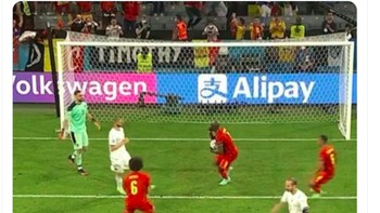Lukaku terkesan mengejek Donnarumma begitu memasukkan penalti tapi akhirnya Belgia yang kalah. Foto: Twitter