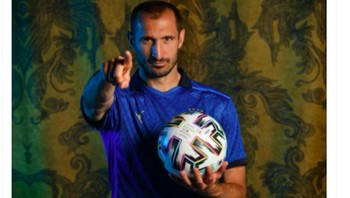 Bek kawakan Chiellini benar-benar trengginas dan membuat Lukaku tak mampu berbuat banyak. Foto: Twitter